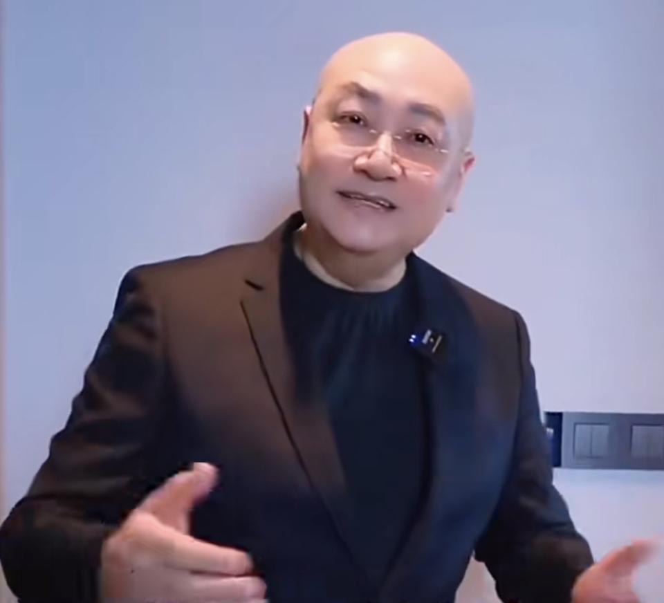 可能迟重瑞也没有想到，他一大把年纪了，还要出来卖房子。当迟重瑞身着西装，字