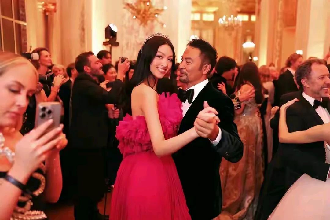 女儿任晴佳一身红裙好气质，老父亲任达华看着爱女父爱爆棚，父慈女孝画面感人，幸福的