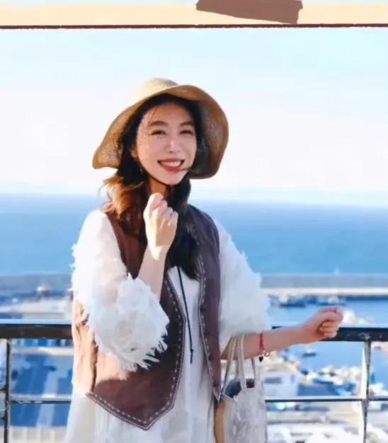 姜妍美得像一幅油画，姜妍美得简直是从莫奈花园里走出的油画美人！柔和的光影洒在她脸