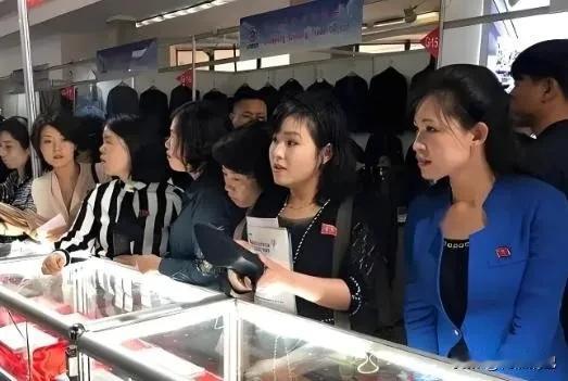 朝鲜的对外贸易其实挺奇怪的，虽然是个小国家，98%的东西都卖给中国。卖的主要是矿