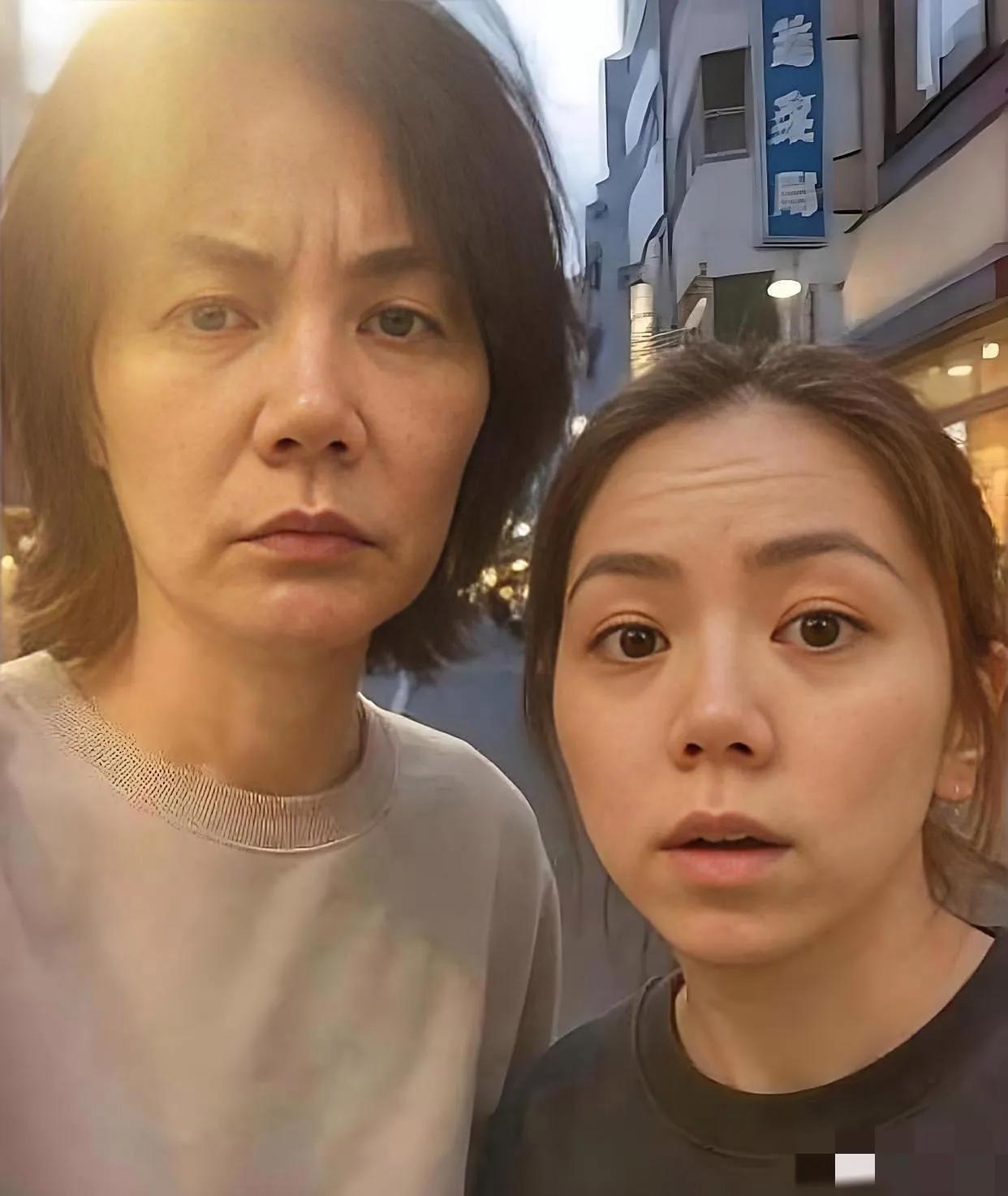 我的天呐，王菲与邓紫棋两位歌坛天后的生图竟然如此素人！镜头中的王菲柳眉几乎倒