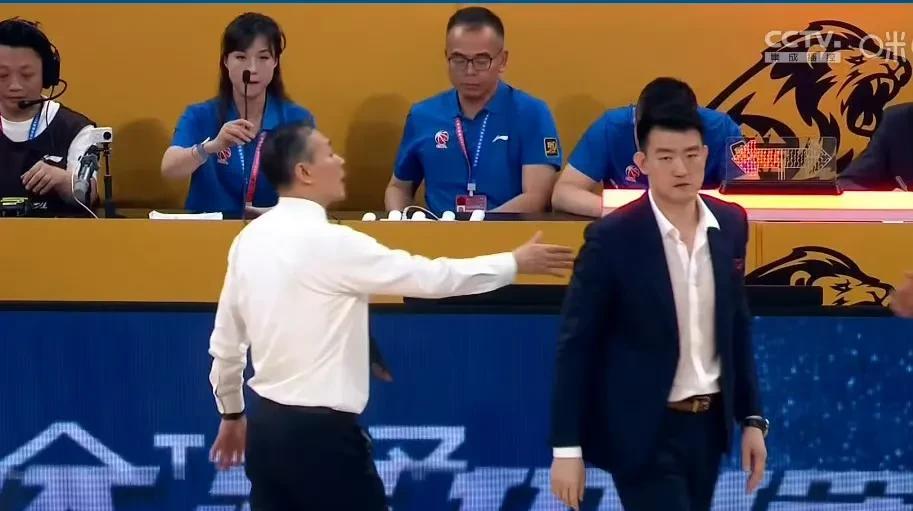 闫军吹北汽，辽宁球迷有感而发：两个客场打广厦也是这么输的，虽然辽宁外援和内线没匹