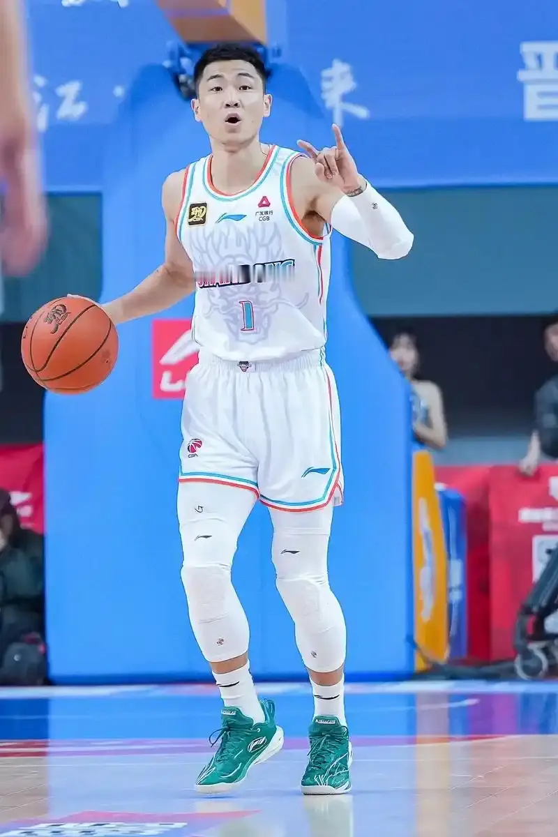山东高速：队长由高诗岩换成郭凯，为什么这样操作？重要前提：不是高诗岩失去队内地位，他已经顶薪续约，依