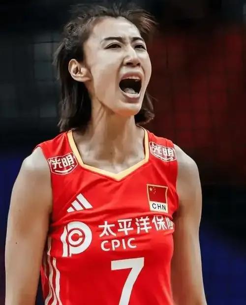 对阵法国副攻表现完美!昨晚，中国女排3-0战胜法国队，拿到了VNL北京站的第