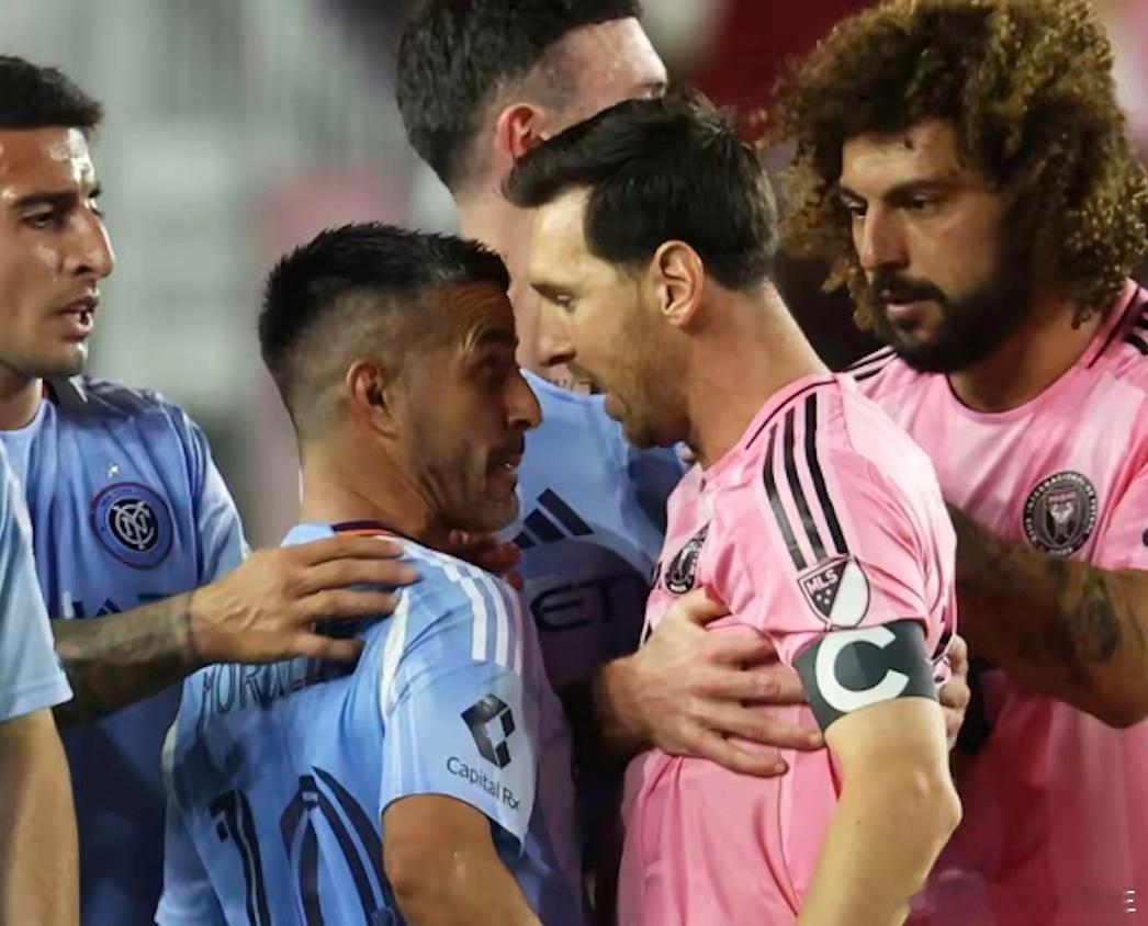 你敢信？阿根廷球员骂梅西：没想到你是德保罗的跟屁虫迈阿密国际与纽约城有一场较量，