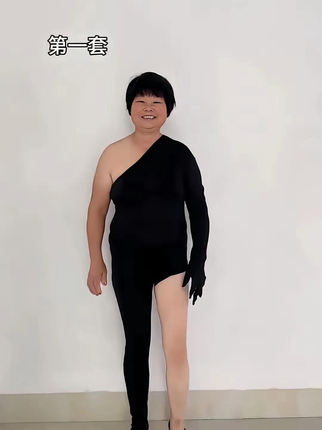 儿子办婚礼，阿姨晒出4套礼服请网友挑选，第一套直接高票出圈阿姨为儿子的婚礼