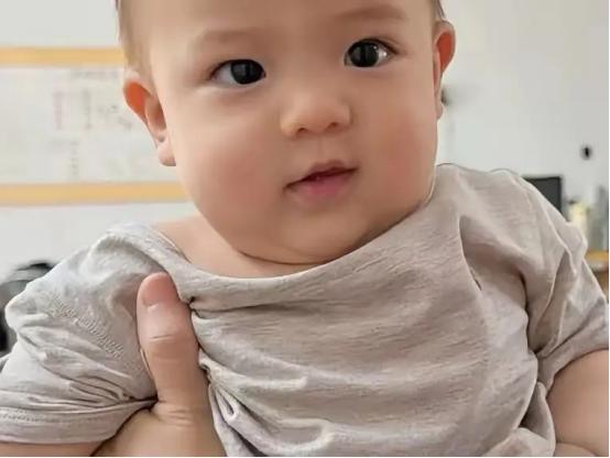 江苏盐城一家医院里，一个只有5个月26天大的男婴被告知已经没有了呼吸。可孩子的妈