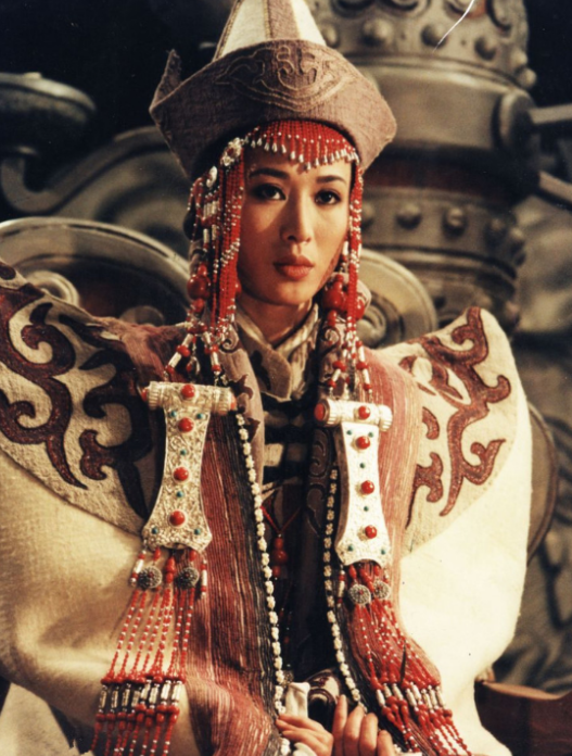 1178年，在羊毛堆之中，成吉思汗与一个十来岁的小姑娘发生了关系，而这是蒙古族最