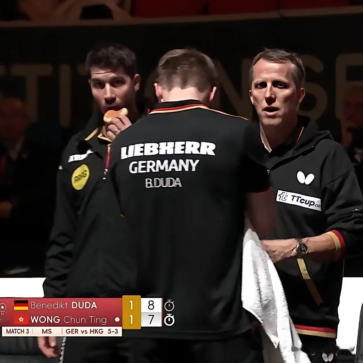 笑死我了！弗兰西斯卡怪不得超常发挥！以往比赛，他都吃香蕉，来了成都后发现遍地