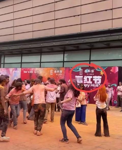 我要不说这是成都，你会不会以为是新德里？最近成都某商场外，网友拍了段视频—