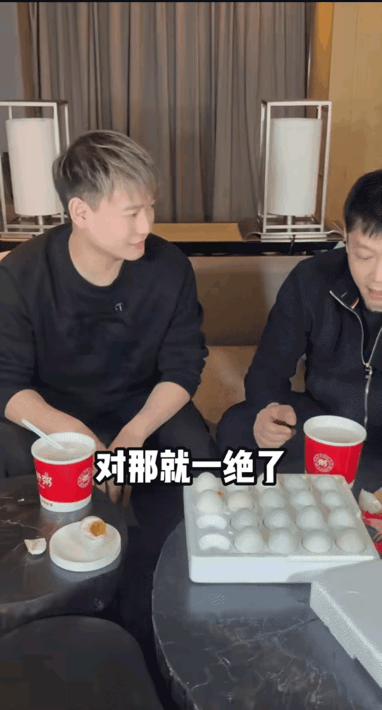 coco夸刘丁硕的咸鸭蛋好吃！coco很配合刘丁硕，猛夸刘丁硕的咸鸭蛋好吃，还