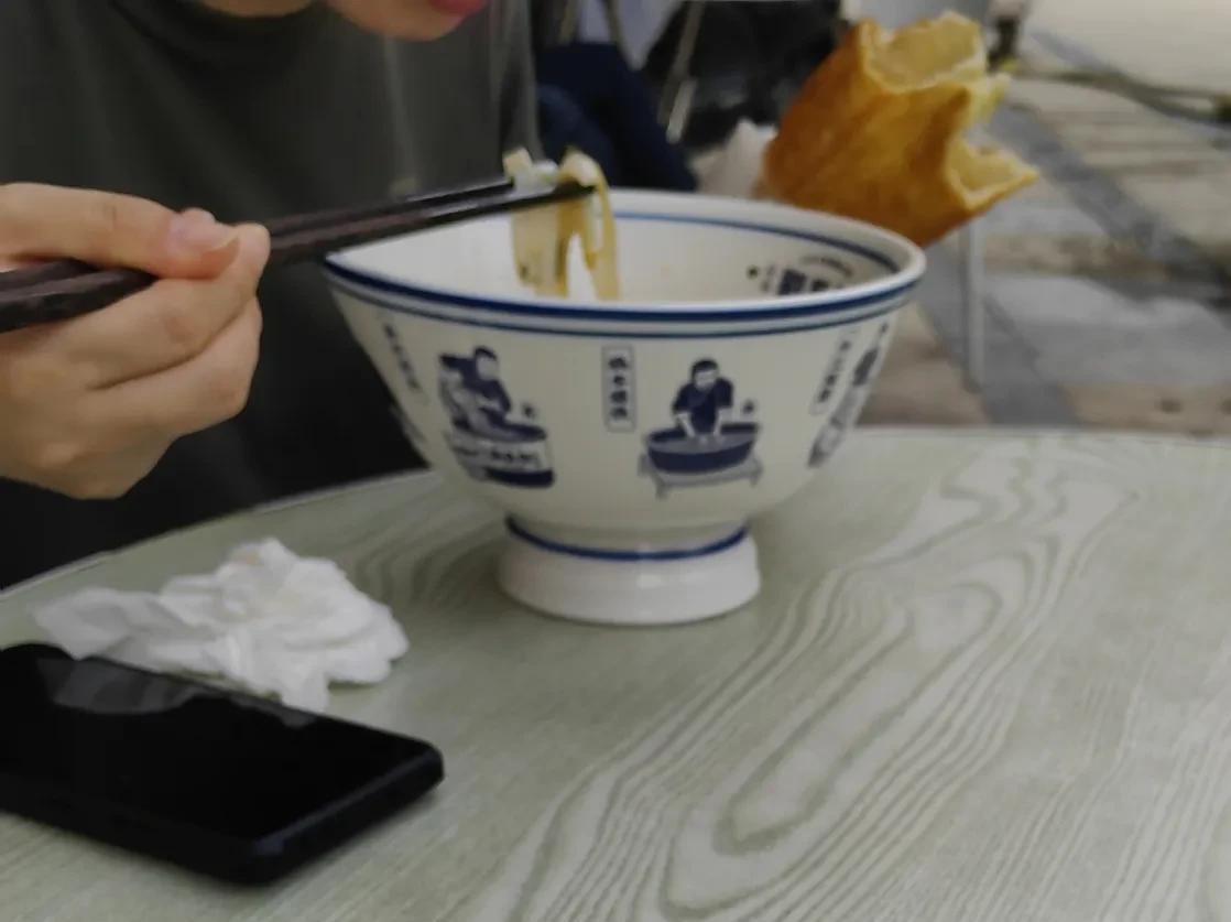 长沙人对米粉的热爱，就像北方人对面食的热爱是一样的，深入到骨子里，尤其是早餐嗦碗