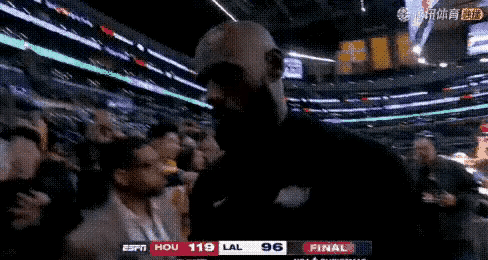 圣诞大战，湖人大败，火箭20分击败詹姆斯领军的湖人。詹姆斯赛后独自一人走回更衣室