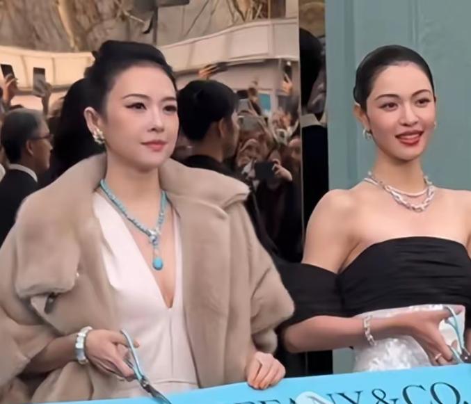 章子怡最近的状态，真的有点认不出了。从前瘦到两腮凹陷、皮包骨一样，下巴尖得凌厉