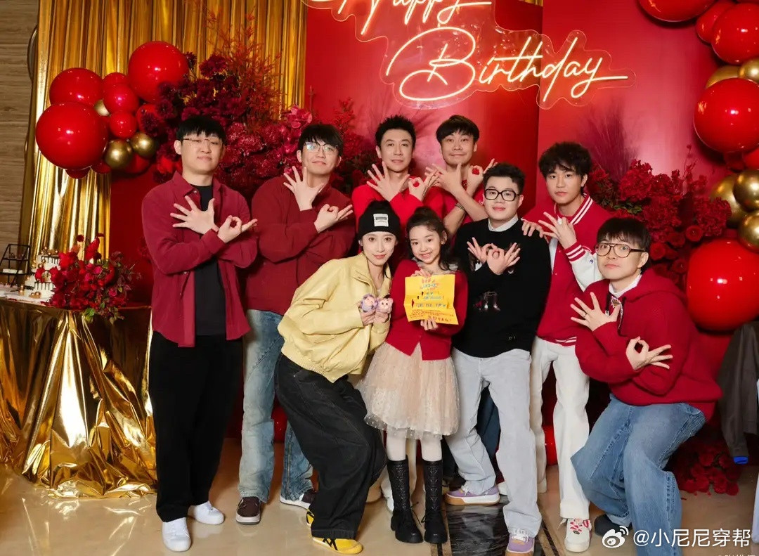 友人晒与董璇张维伊聚餐照，姜潮麦迪娜夫妇、主持人杨帆也来了！