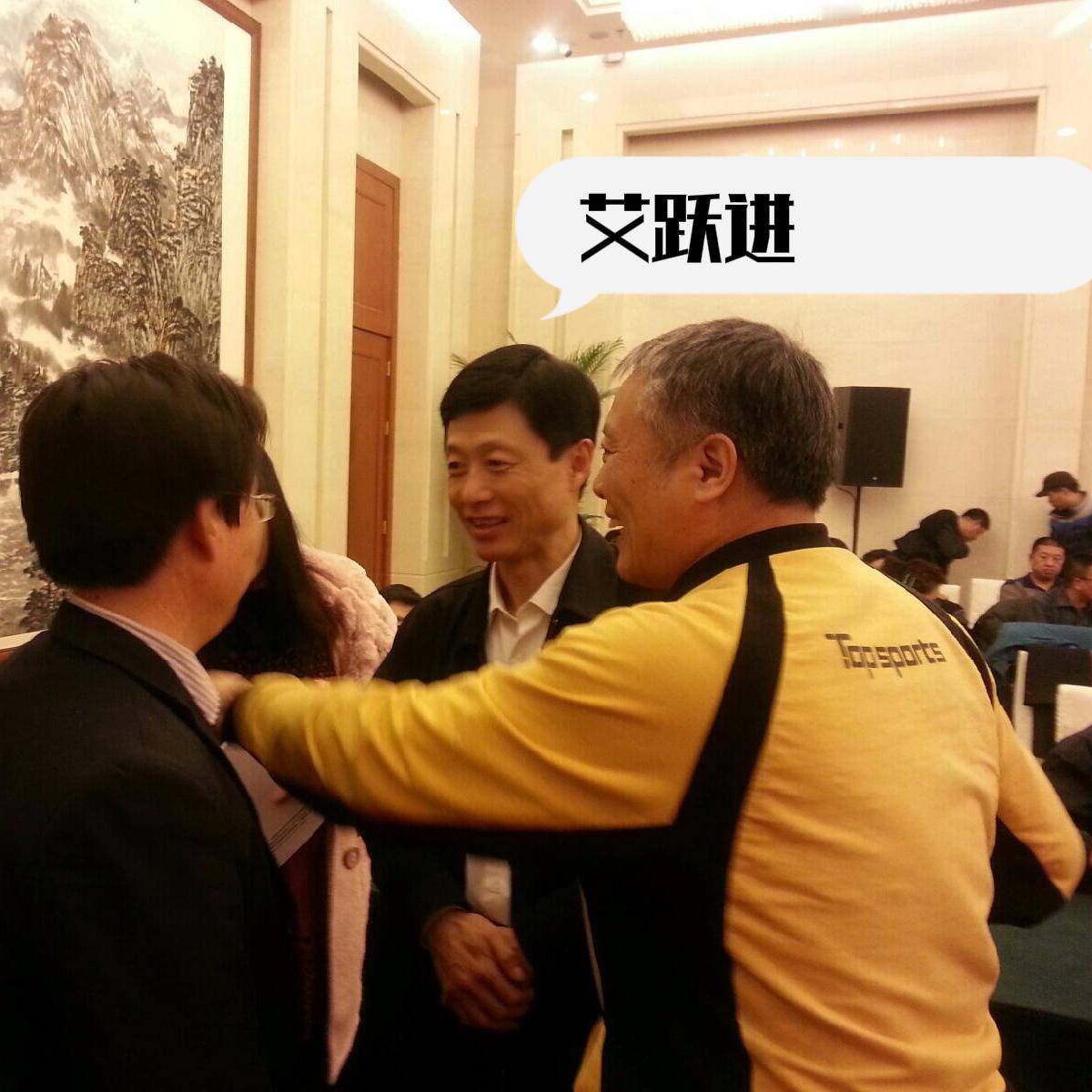 2012年，艾跃进教授出席一场活动时，与友人相遇并留下了这一张罕见的合影。无