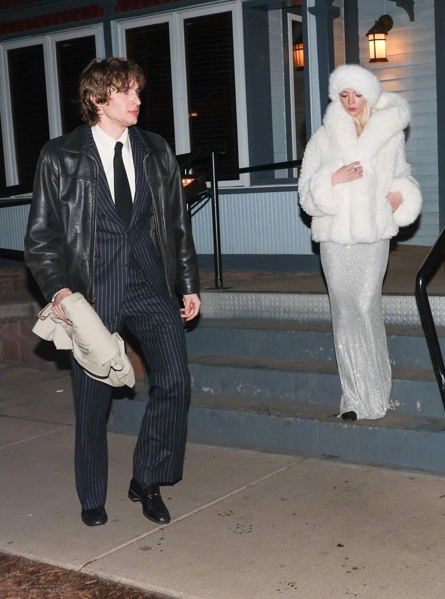 跨年夜，安雅AnyaTaylor-Joy和丈夫马尔科姆·麦克雷在美国科罗拉多州