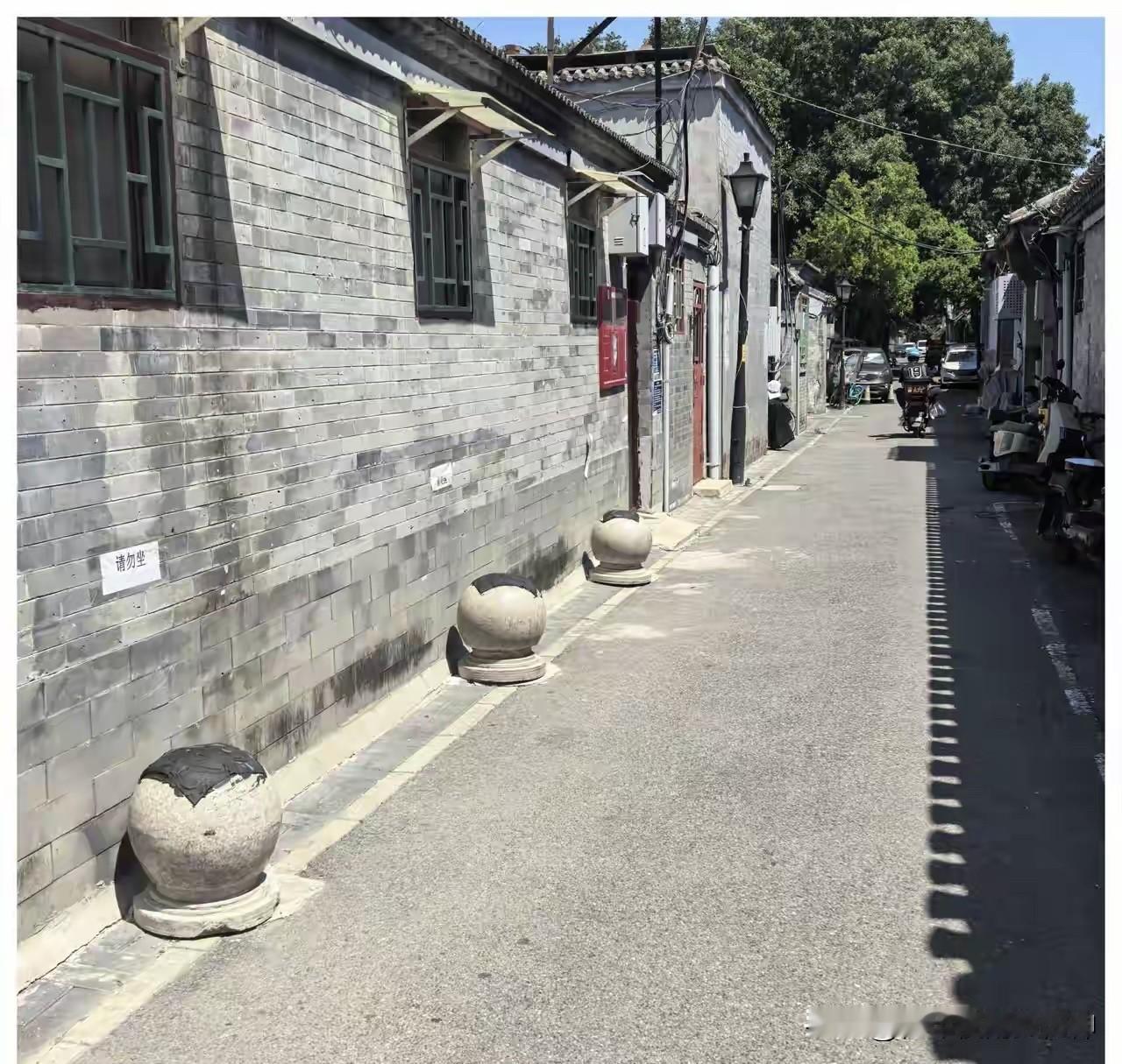 图1️⃣图2️⃣防止人坐，涂上沥青；图3️⃣图4️⃣防止人躺，焊上隔栅；图5