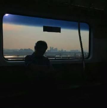 你可以允许自己，短时间内不开心，但不能允许自己，长时间不清醒。不管自己有多崩溃，