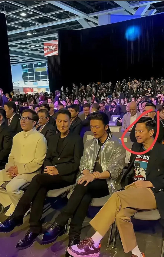 这摄影师，估计月薪才两千吧。这技术也是没谁了？