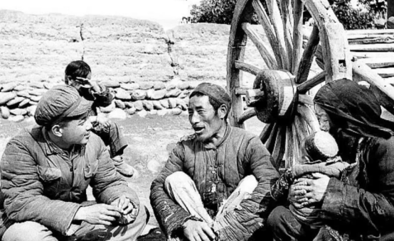 1946年，6000解放军被三万敌人包围，为了不泄露机密，旅长下令烧毁全部文件，