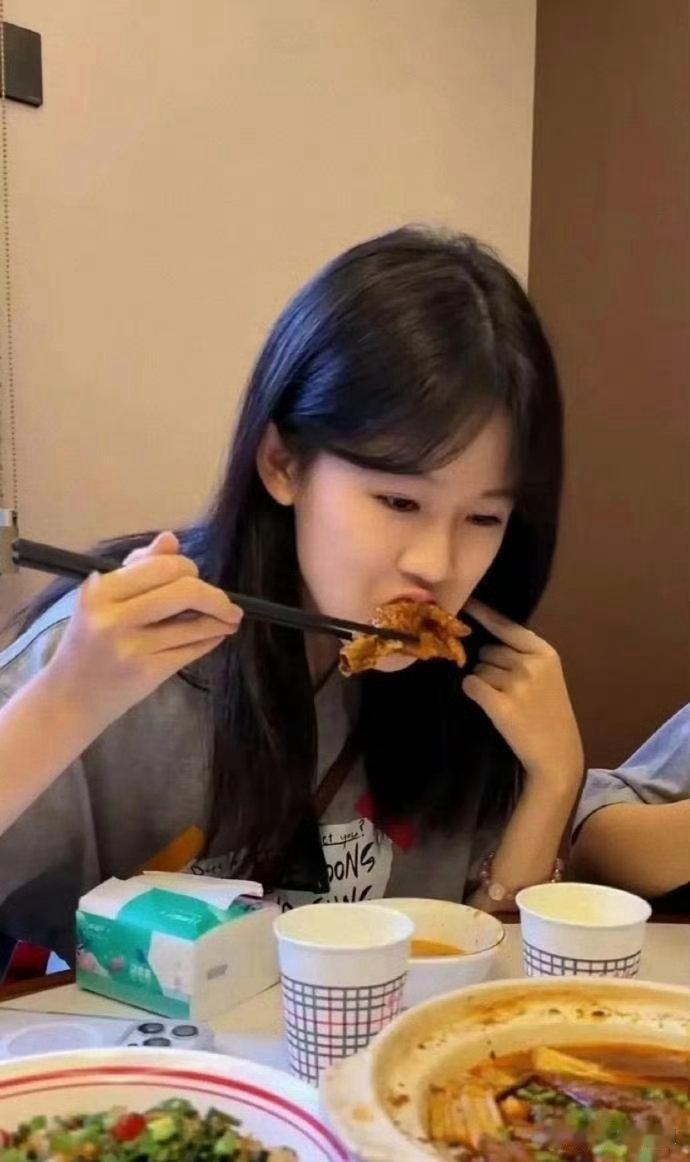 陆毅的女儿贝儿刚满16岁，一双标准丹凤眼格外好看，完美遗传父母美貌，妥妥的基因赢