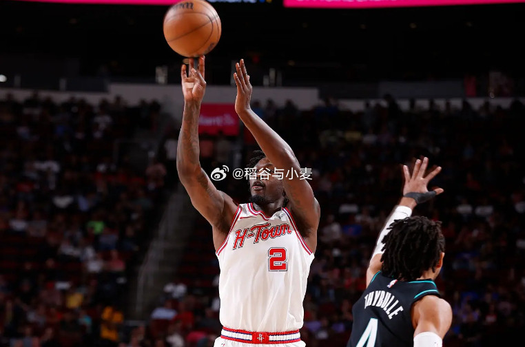 芬尼-史密斯在最近两场比赛中的出场时间分别为26分58秒和25分08秒，都是本赛