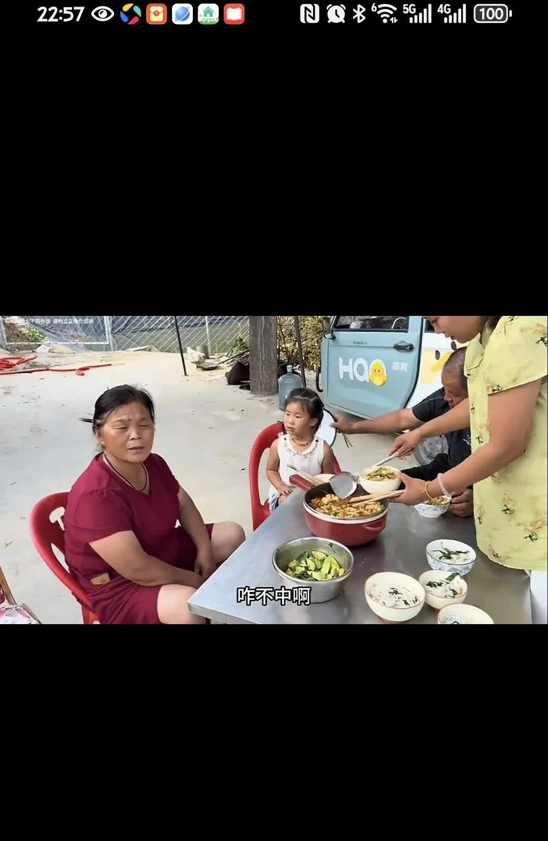 阿杜妈妈说吃过饭去灵洋家住几天，嫌弃阿杜家天天吃面条没有食欲，阿杜妈妈说着就拿起