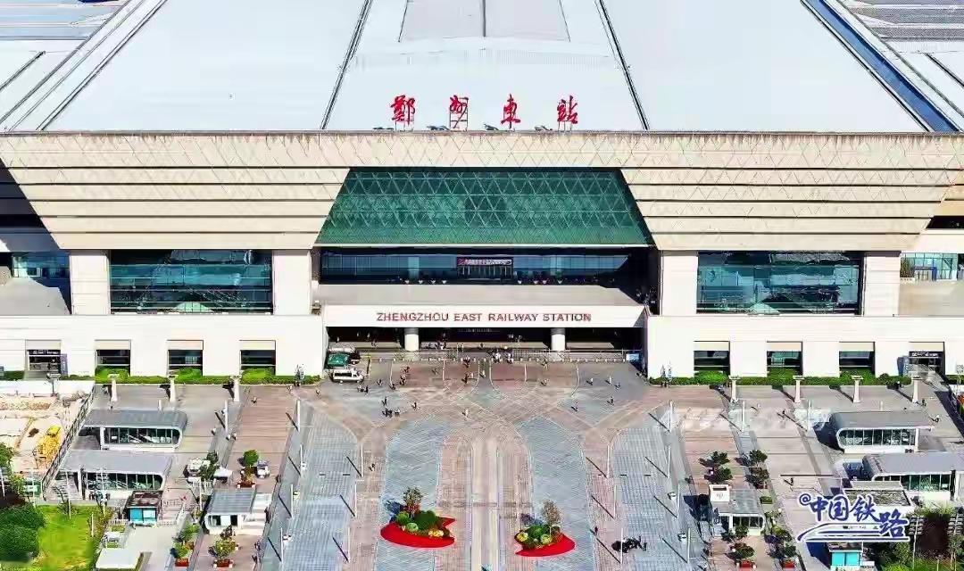 想想办法就可解决郑州高铁东站侯车亭桑拿房问题！由于站厅顶透明设计闷热让旅客很是抱