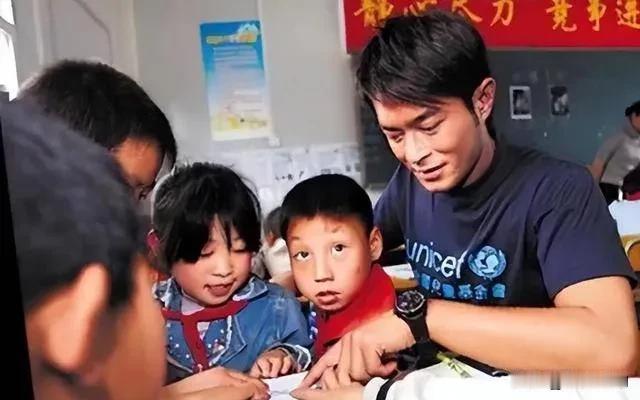 古天乐与李亚鹏很像。他被追债1.49亿，光明磊落，没有躲。但你知道古天乐基金会捐