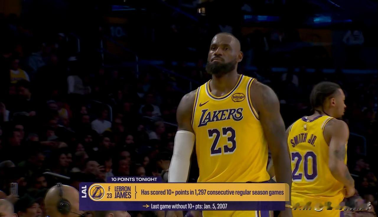 湖人超级巨星詹姆斯的伟大真是无以言表！在今天湖人主场迎战太阳的比赛中，当时比赛进