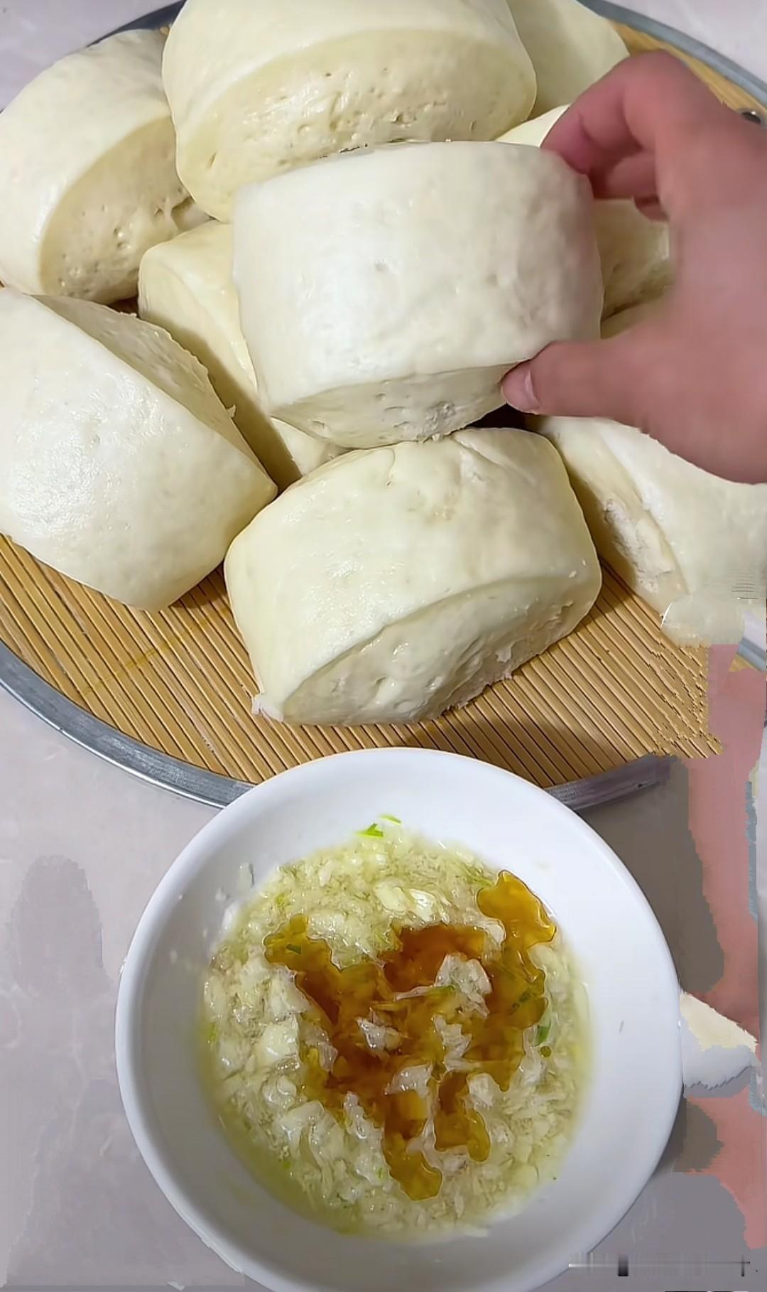 爱吃馒头的老乡们，你们是否曾这样品尝过，用大蒜蘸着馍馍吃，那滋味，一个“香”字都