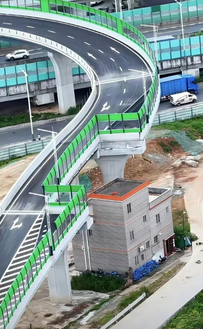 “钉子屋”照片这座多层建筑固执地保留了下来，工程师们设计了一条环绕其周围的高架