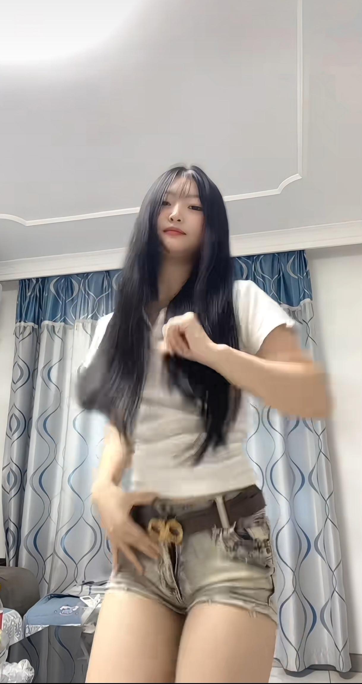 漂亮女孩在家激情热舞。