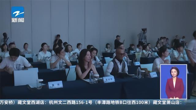 摸一把木头就知道真假的人，会在乎你翻不翻白眼吗？老太太不吭声，就是坐在那，乐