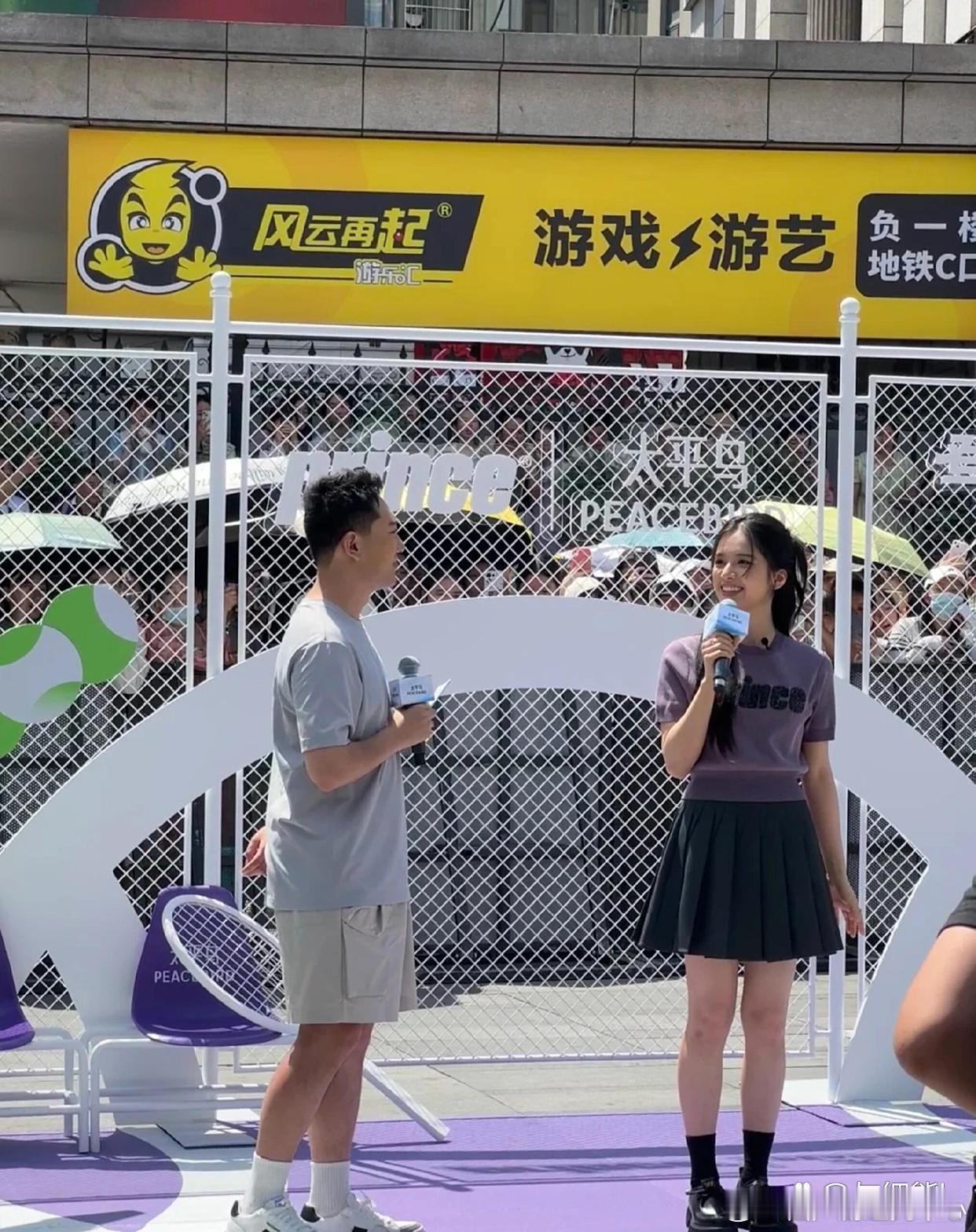 张婧仪个子真高，腿也长，站在男主持旁，身高差距不大，身材比例超棒​​​