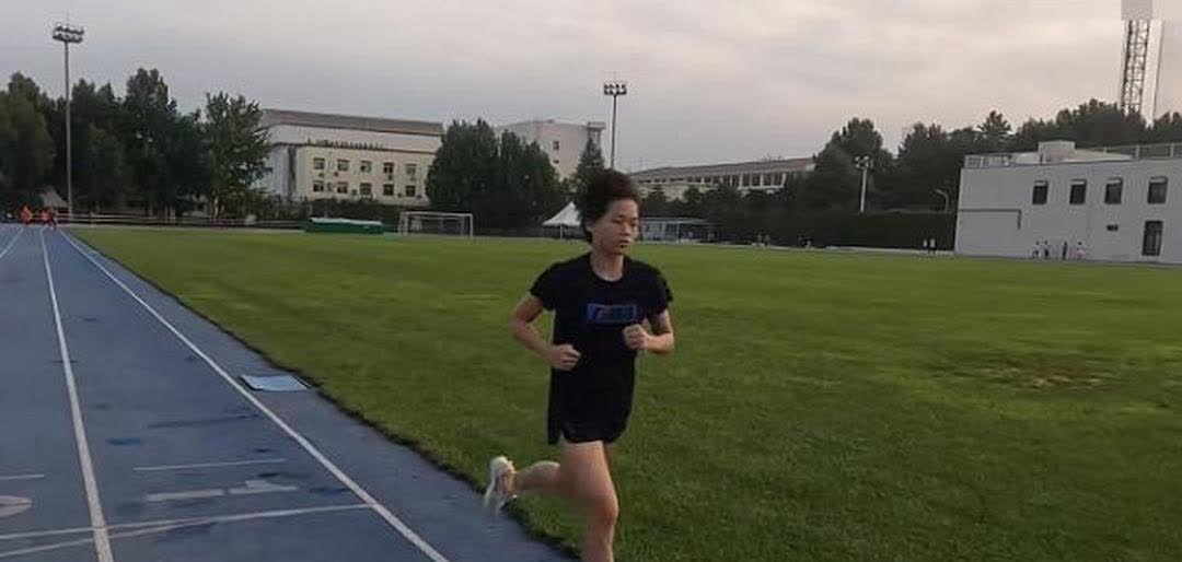以前看全红婵晨练，跑起来像阵风，大长腿自带着节奏，稳健有力。后来她胖了些，又一直