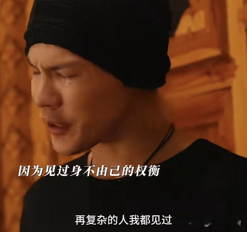 向佐哭了，老爸老妈都出来解释他为什么哭。老妈说，他哭是因为他笨，吃一堑长一智