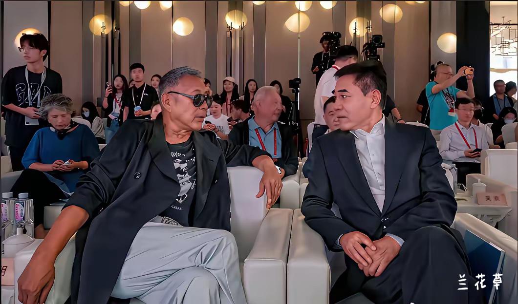 右边的是陈宝国，左边的这位是谁？一下还真认不出来。