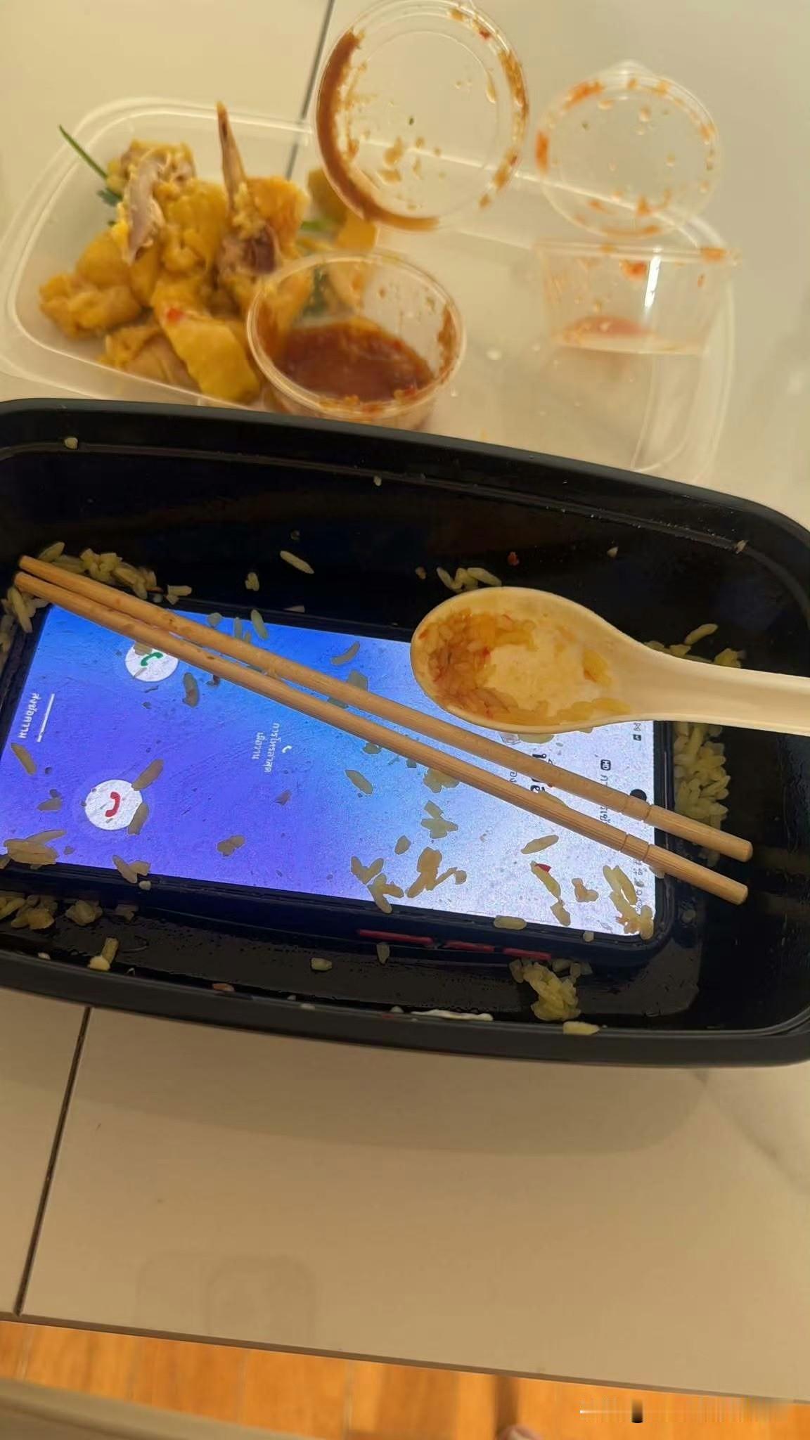 香港网友点外卖居然吃出手机来香港一位网民在泰国餐厅点了海南鸡饭外卖。回来