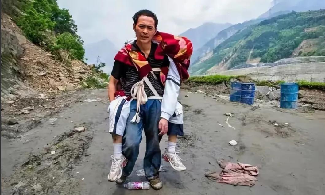 “不用看了，他已经死了。”2008年汶川地震中，一位父亲背着高大的儿子，徒步25