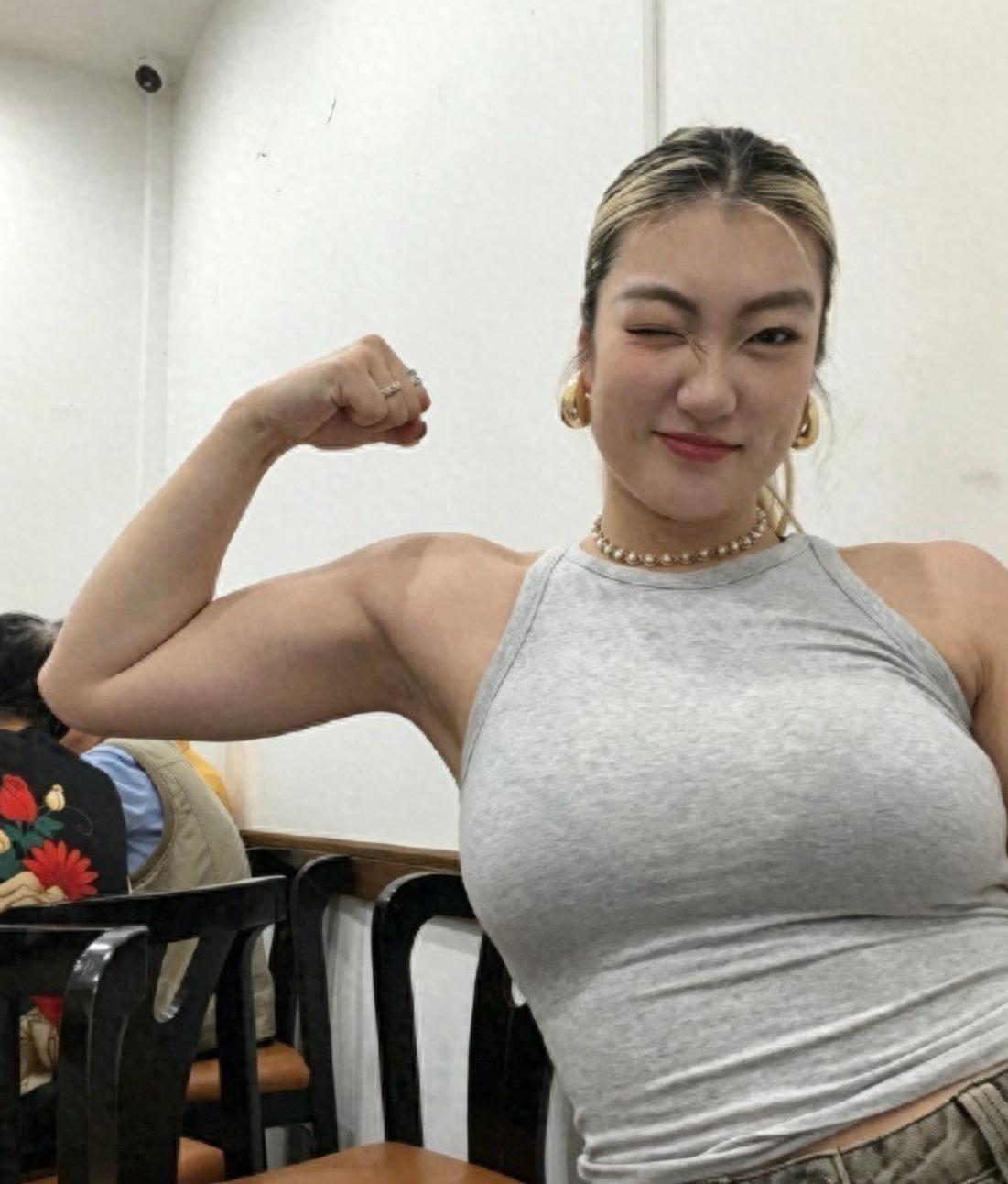 李梦在中秋发祝福，这让球迷很想她。不是说今天是中秋节，才想她。而是在女篮