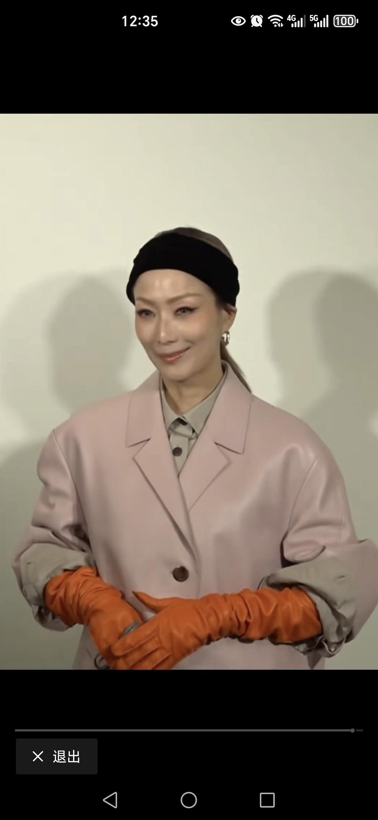 53岁郑秀文皮光肉滑看起来很年轻，就是面容僵硬，苹果肌高耸，表情怪异，被嘲似梅超