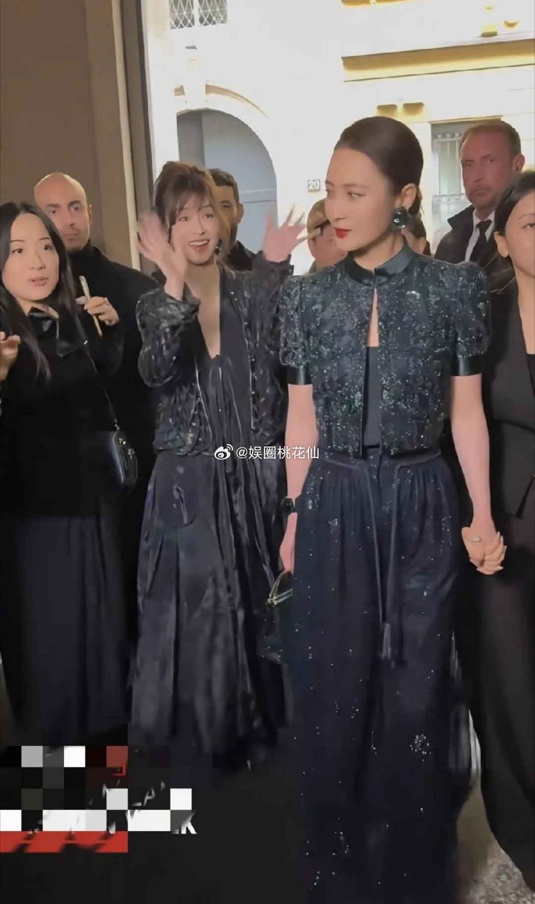 50岁的蒋勤勤现身米兰时装周女王范十足艳压37岁嫩模出身的文咏珊。当天她俩同框出