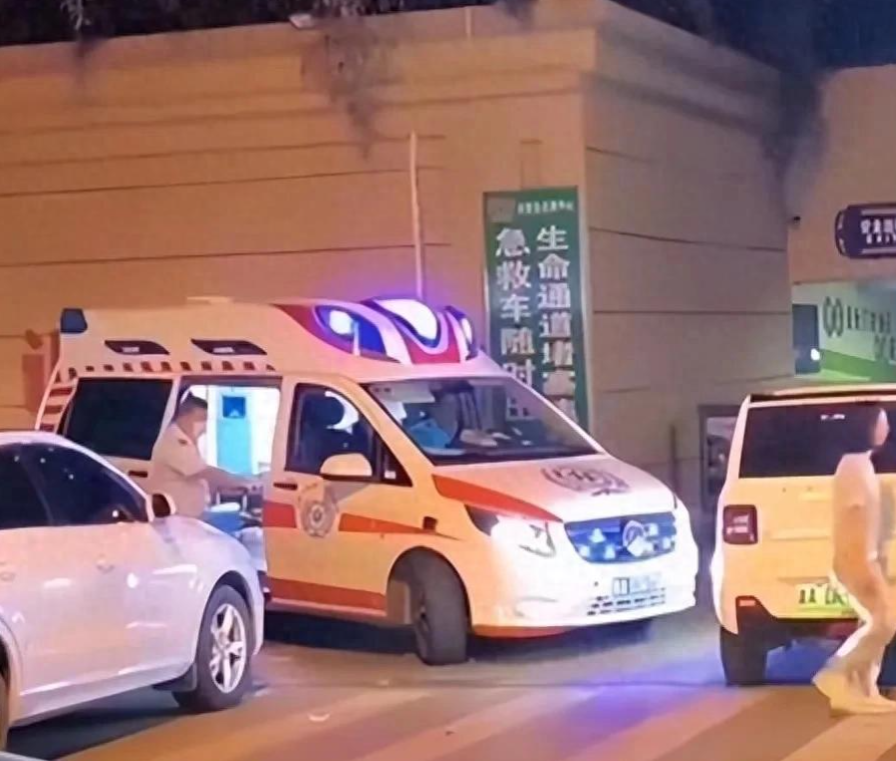 闹大了！女司机堵死救护车道，嚣张翻白眼，车牌遭曝光，结局舒适