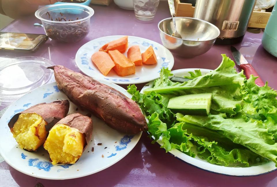 大家晚上吃饭会凑合着简单吃点吗？我认为50多岁的人晚上可以简单