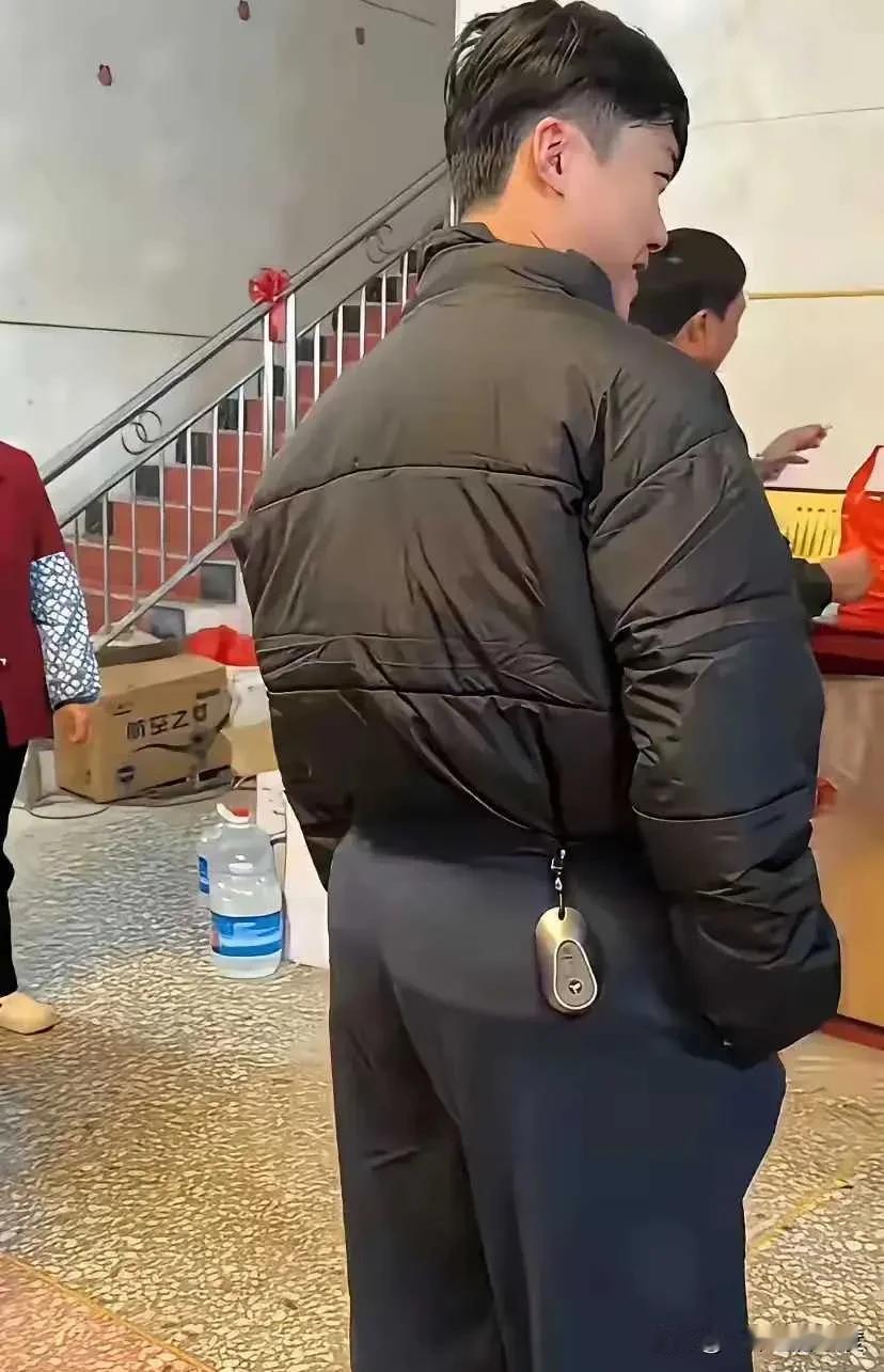 第一批回家过年的已经顺利到家了，由于一年时间没见，还给朋友带了许多礼物，也带回了