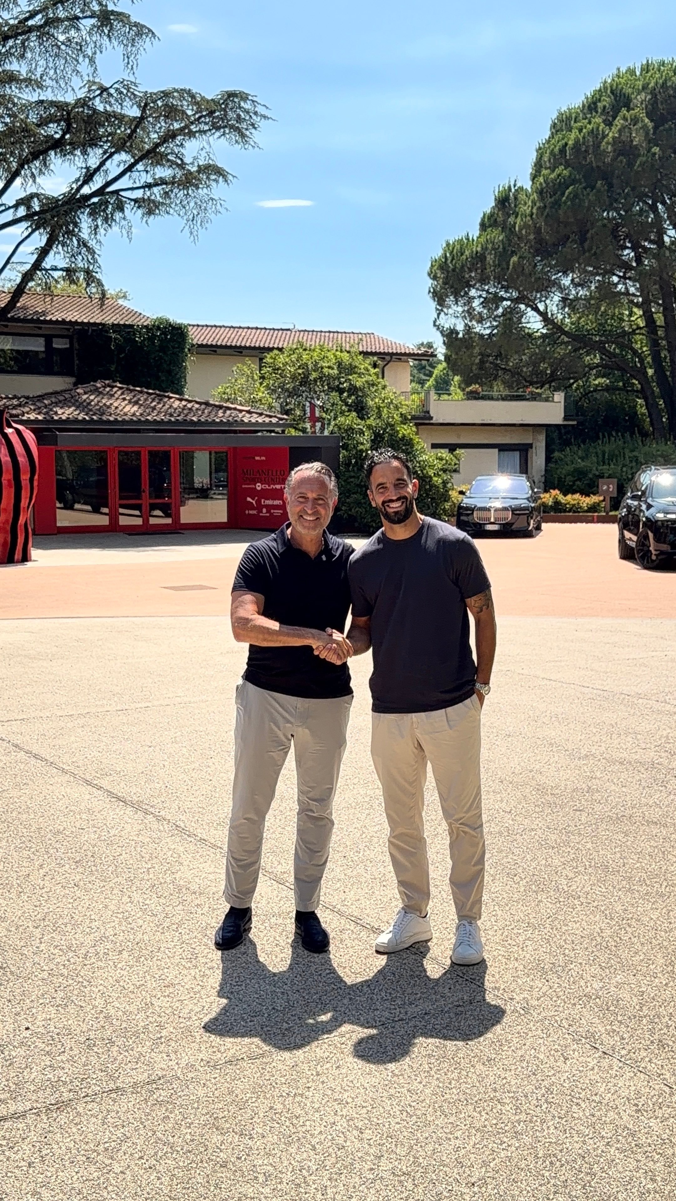 AC米兰卡迪纳莱在米兰内洛迎接阿莫林，两人第一次握手。sempremilan