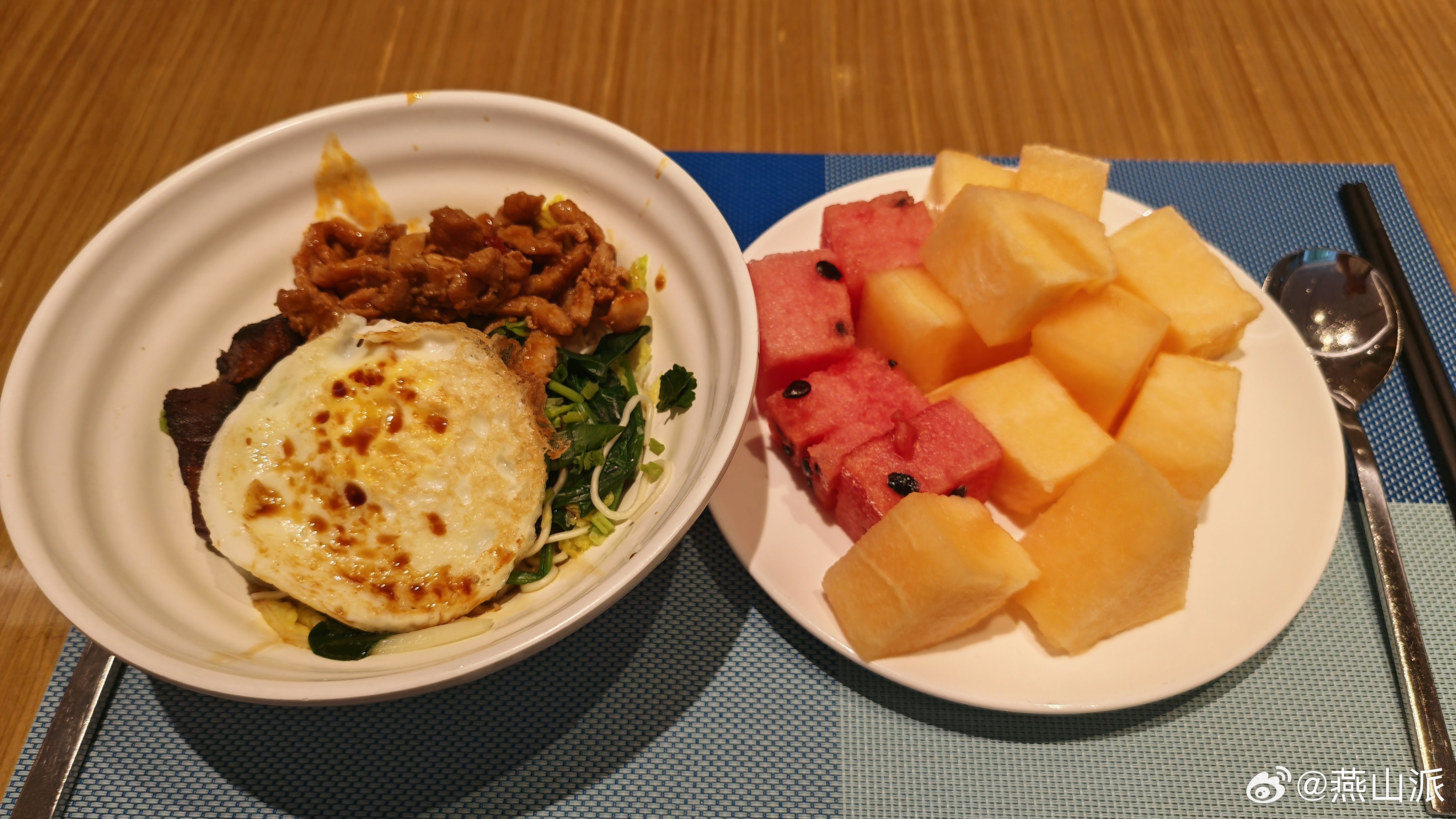 早安老铁们今日出差标配面条+水果​​​