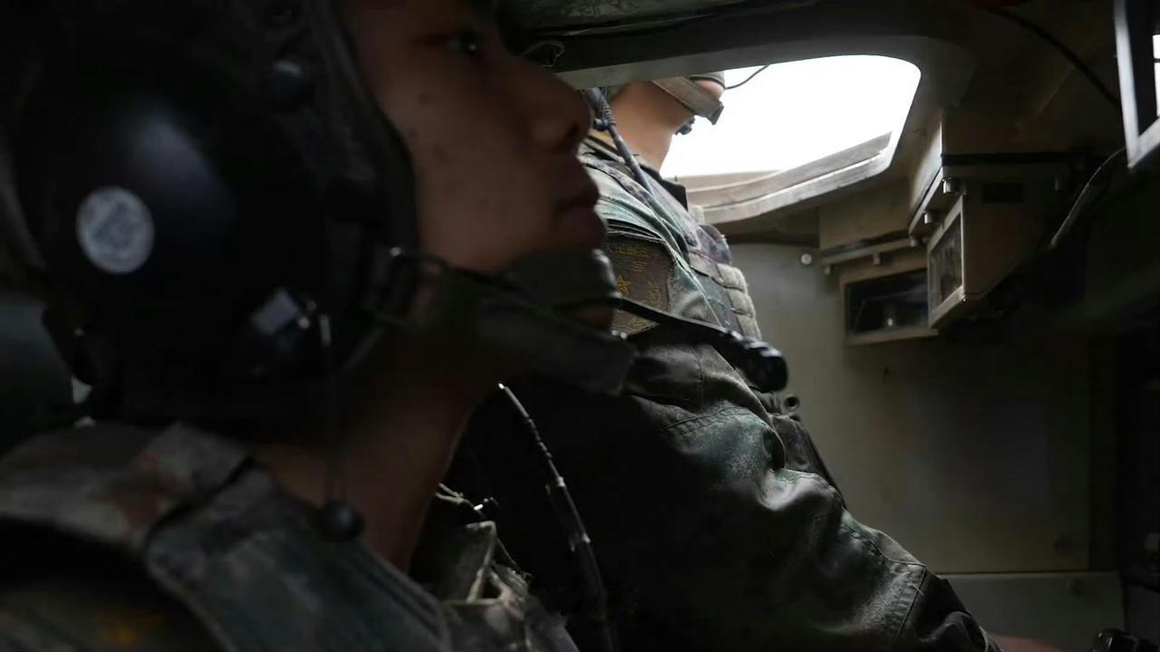 中国100式、俄罗斯T-14和美国M1E3坦克的乘员舱顶部装甲厚度对比​。